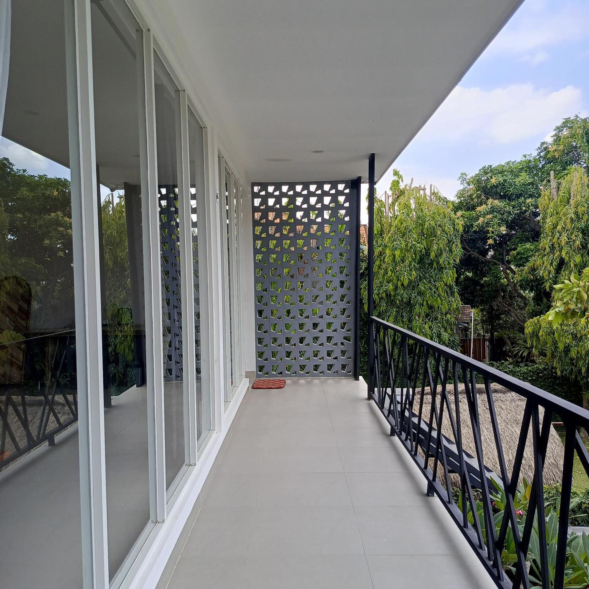 Zavana Rooms & Restaurant Tanjungkarang Exteriör bild