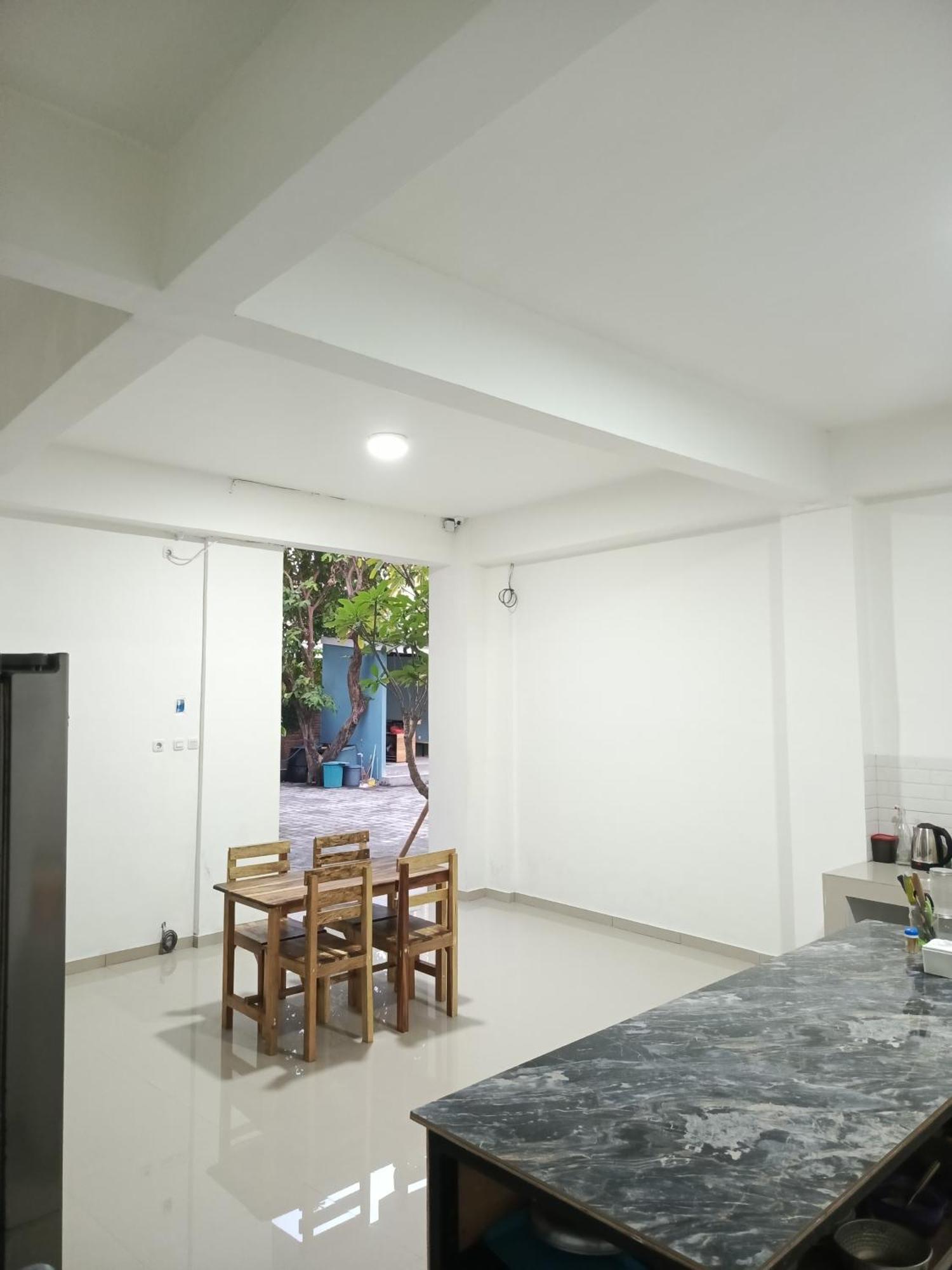 Zavana Rooms & Restaurant Tanjungkarang Exteriör bild