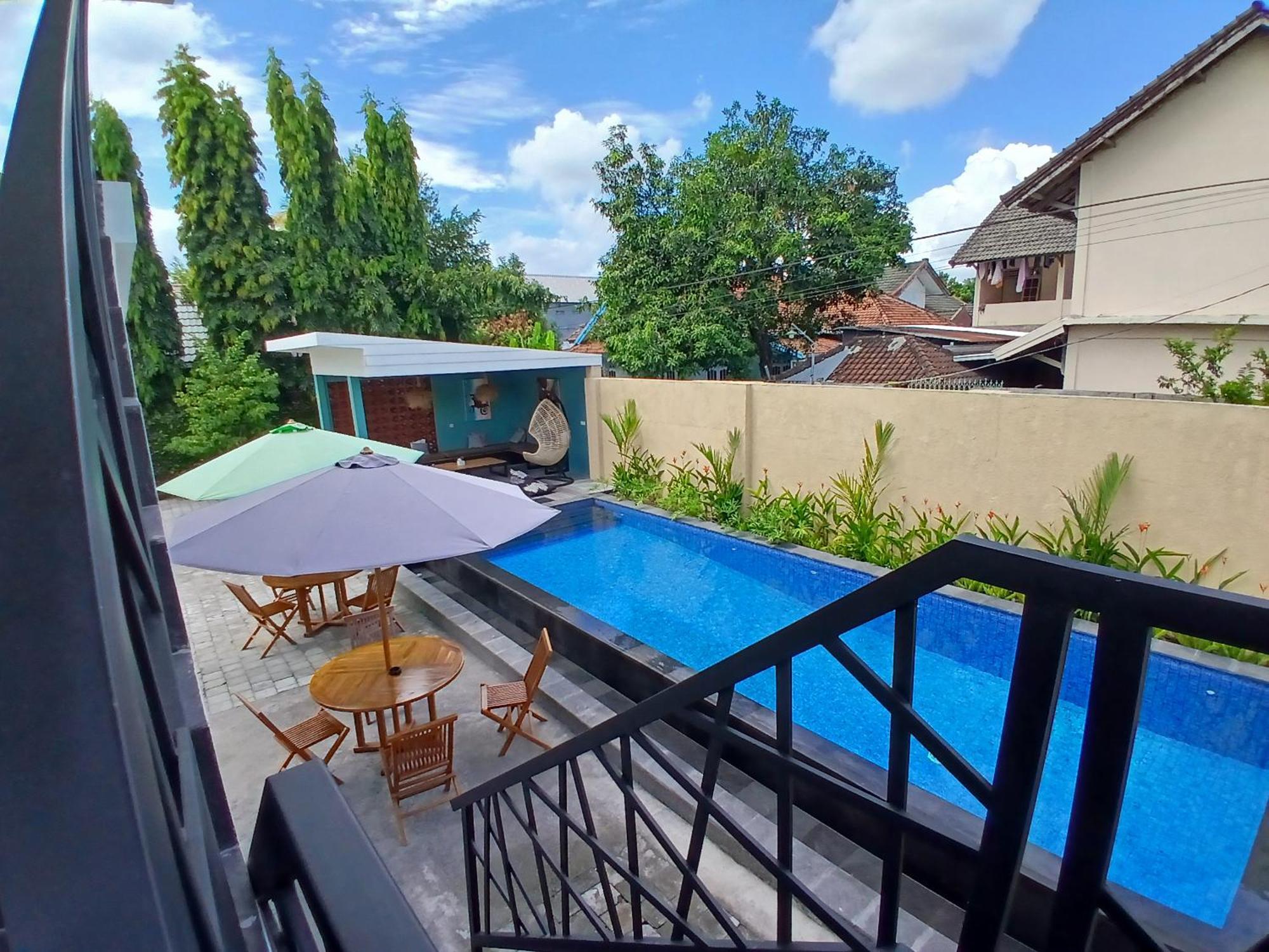 Zavana Rooms & Restaurant Tanjungkarang Exteriör bild