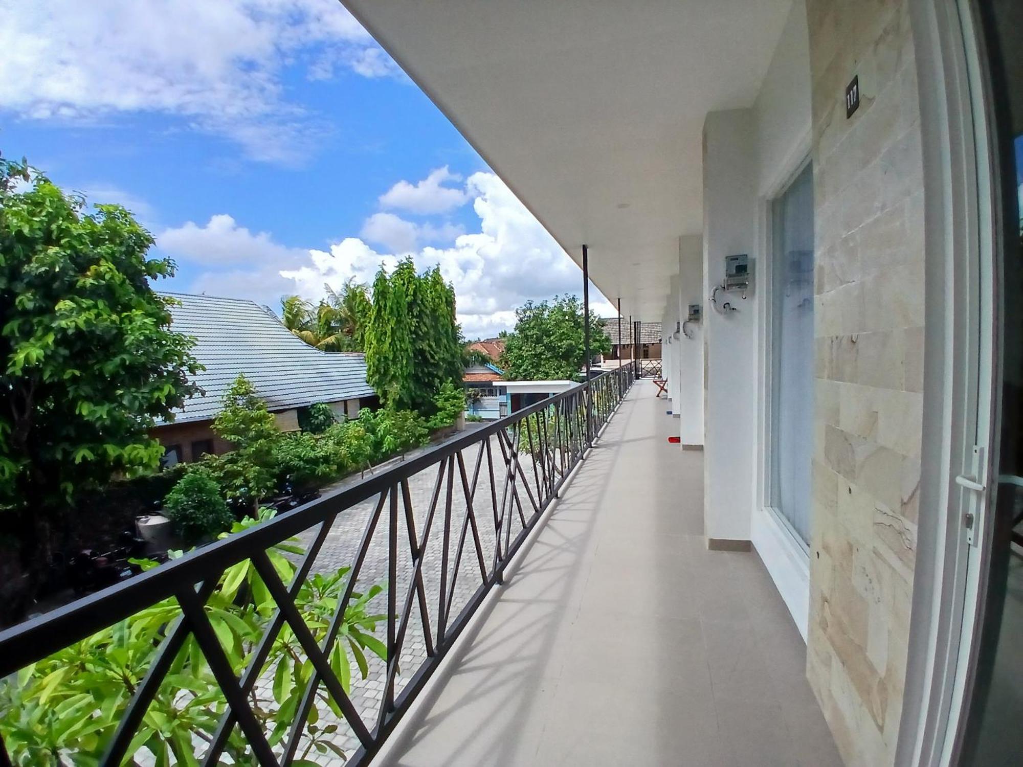 Zavana Rooms & Restaurant Tanjungkarang Exteriör bild