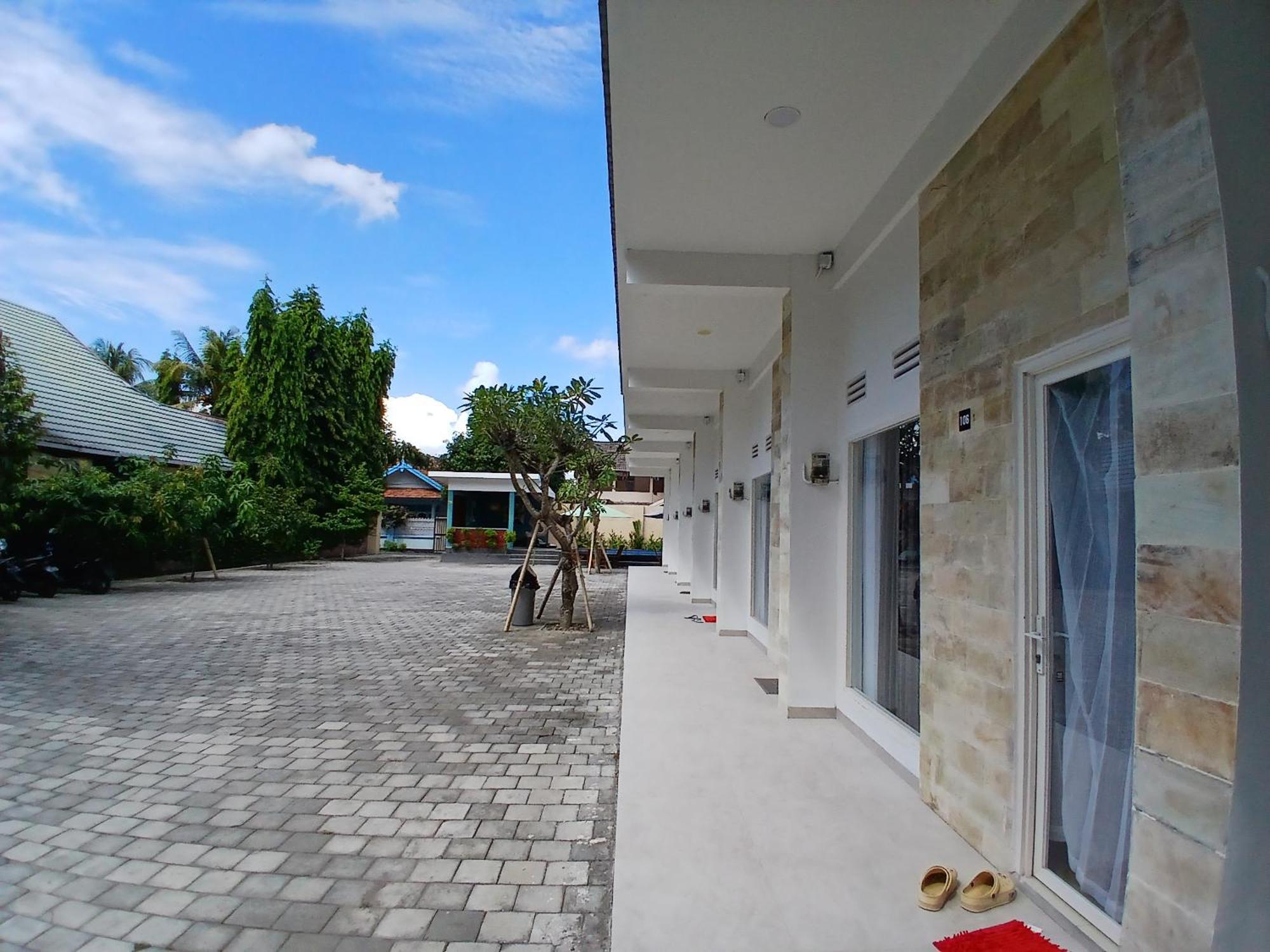 Zavana Rooms & Restaurant Tanjungkarang Exteriör bild