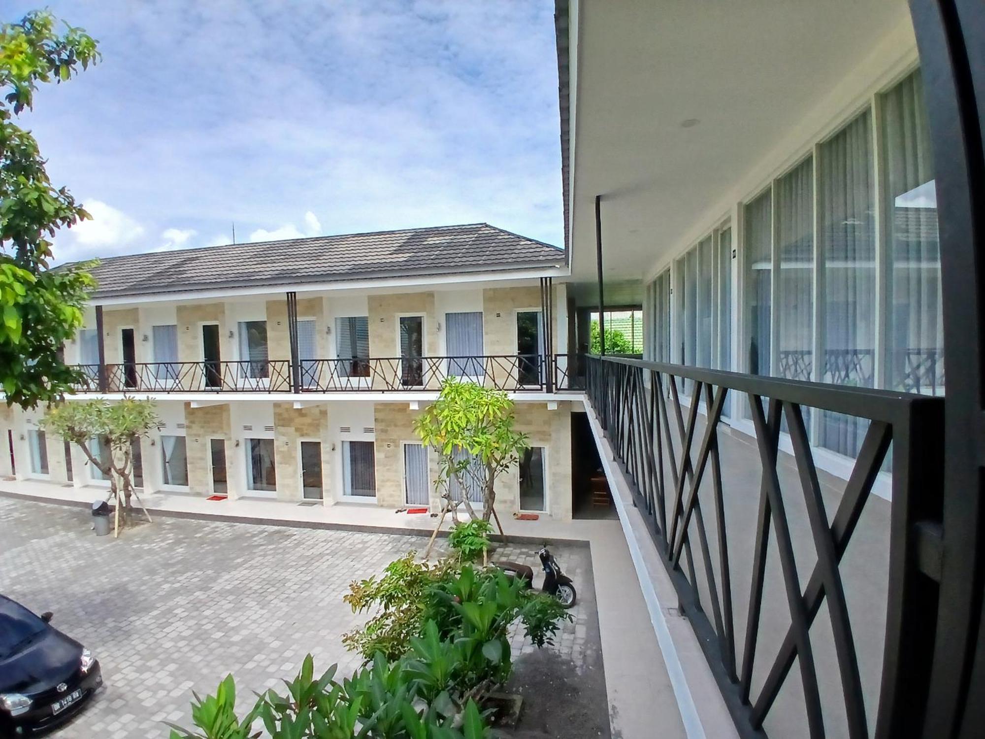 Zavana Rooms & Restaurant Tanjungkarang Exteriör bild