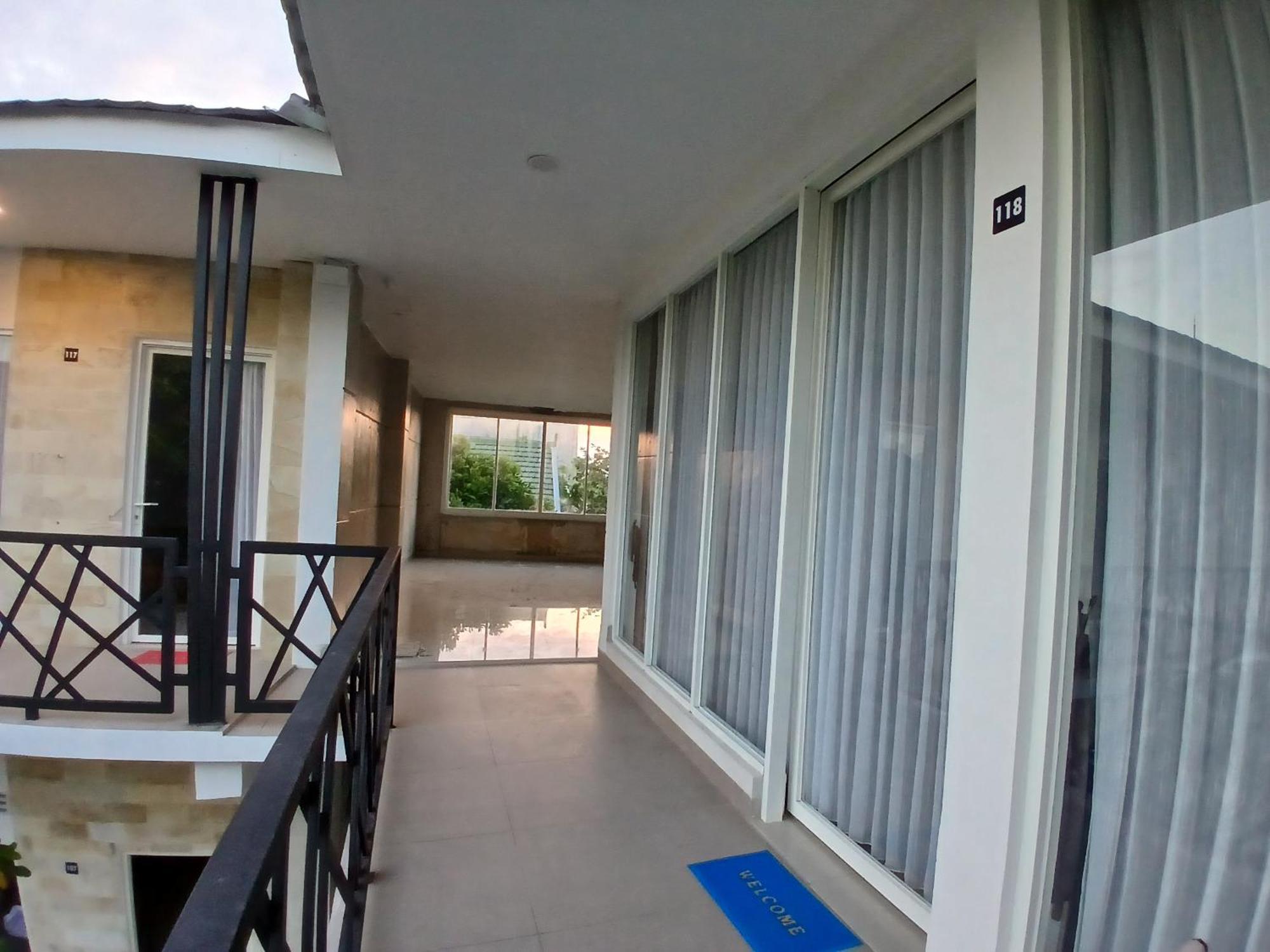 Zavana Rooms & Restaurant Tanjungkarang Exteriör bild