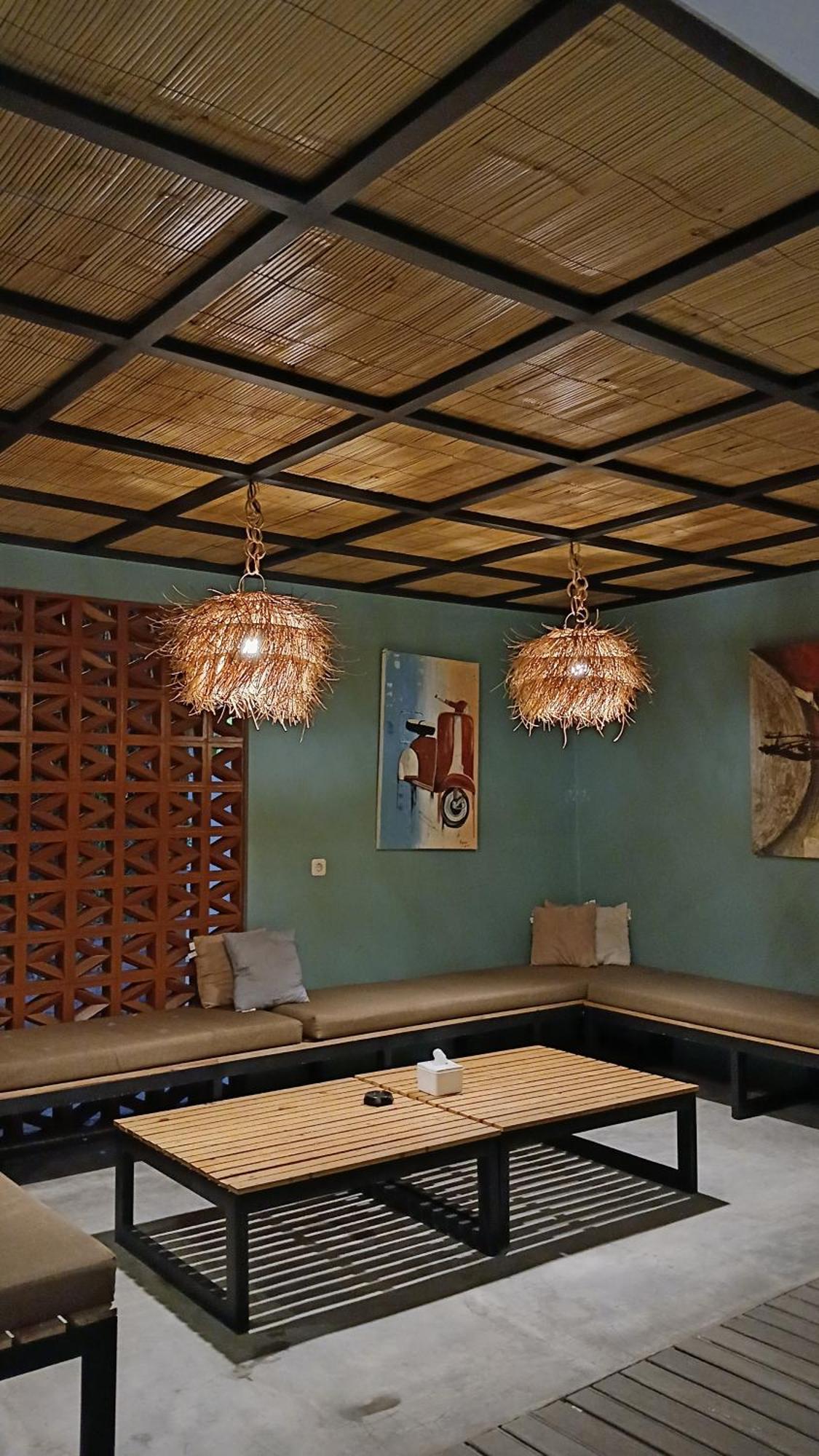Zavana Rooms & Restaurant Tanjungkarang Exteriör bild