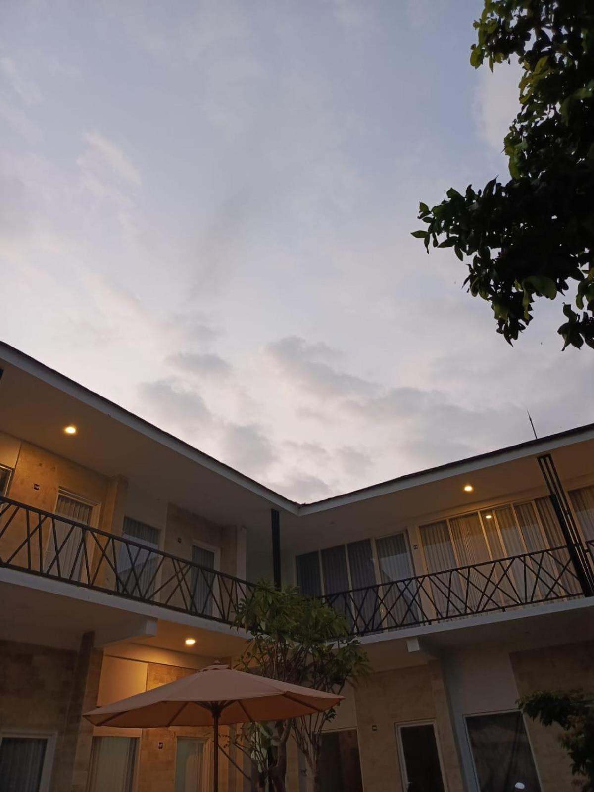 Zavana Rooms & Restaurant Tanjungkarang Exteriör bild
