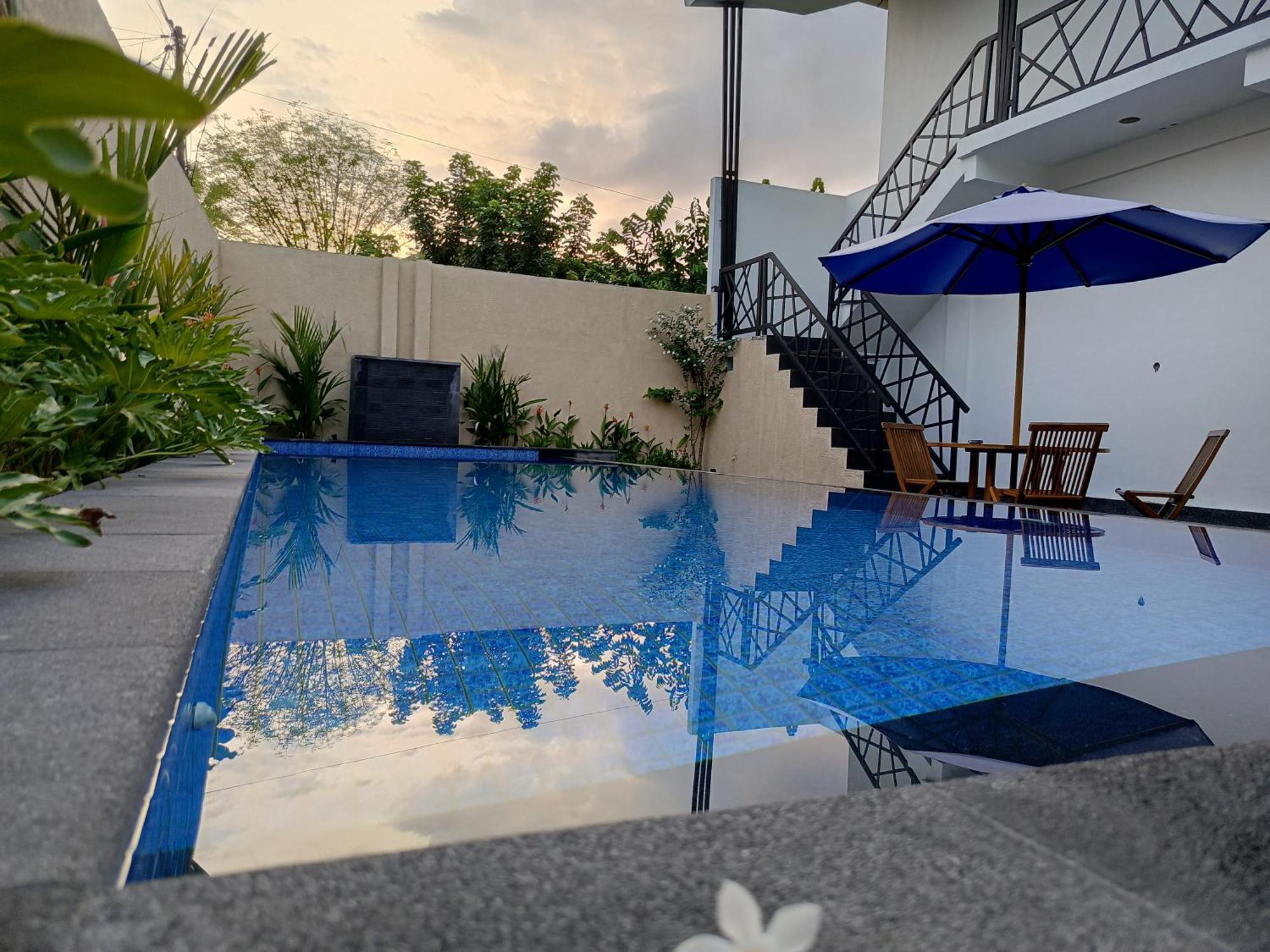 Zavana Rooms & Restaurant Tanjungkarang Exteriör bild