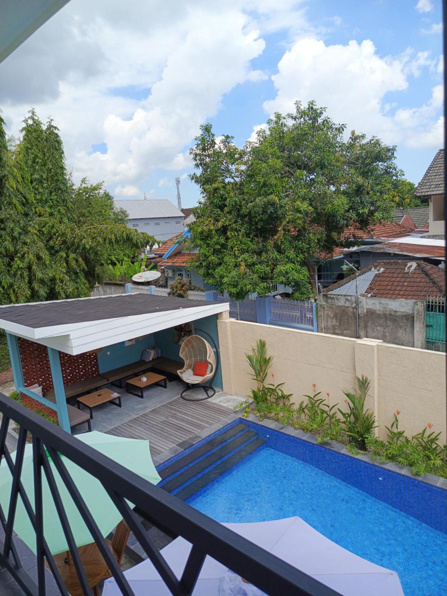 Zavana Rooms & Restaurant Tanjungkarang Exteriör bild