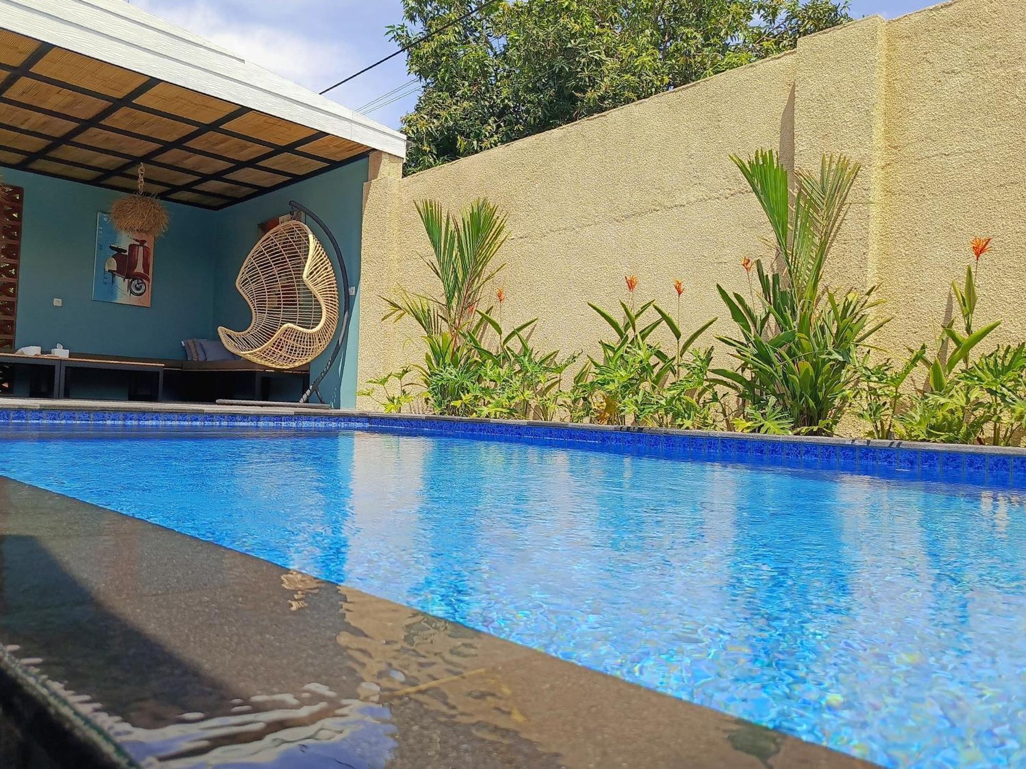 Zavana Rooms & Restaurant Tanjungkarang Exteriör bild